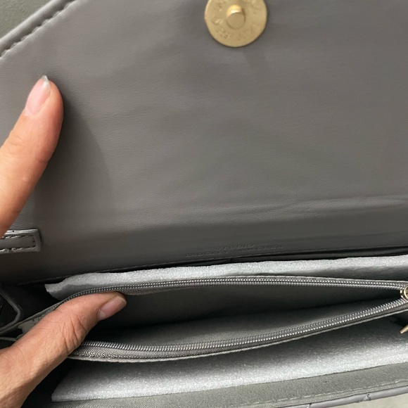 Badgley Mischka V Quilted Gray Crossbody Bag - Picture 5 of 7